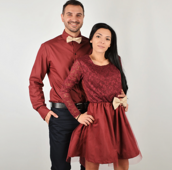 Baju dengan aksen pita atau renda yang feminin